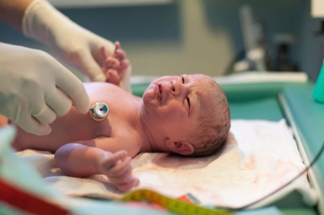 Что происходит с новорожденным после рождения?
